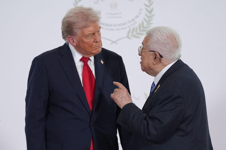 "לא צעיר, אבל נראה פנטסטי". טראמפ ואבו מאזן (צילום: Evan Vucci / POOL / AFP) טראמפ, אבו מאזן