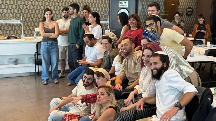 אחיו ובני משפחתו צופים בשובו של אבינתן