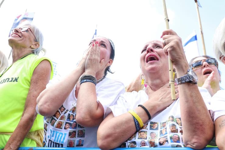 חגיגות בכיכר החטופים