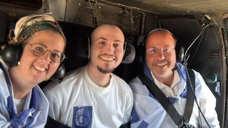 איתן מור עם הוריו