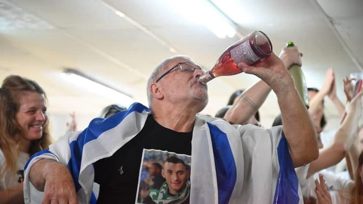 משפחה וחברים של מתן אנגרסט מחכים לשובו