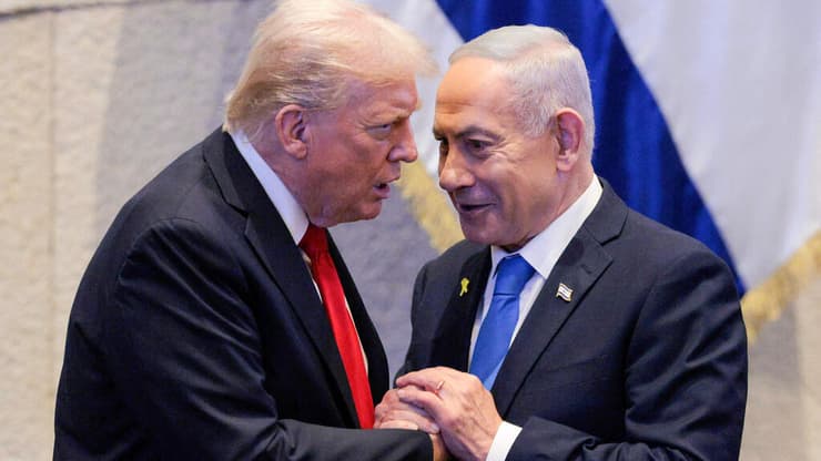 לחיצת יד חמה בין נתניהו וטראמפ במליאת הכנסת (צילום: Chip Somodevilla / POOL / AFP) ביקור נשיא ארה"ב במליאת הכנסת