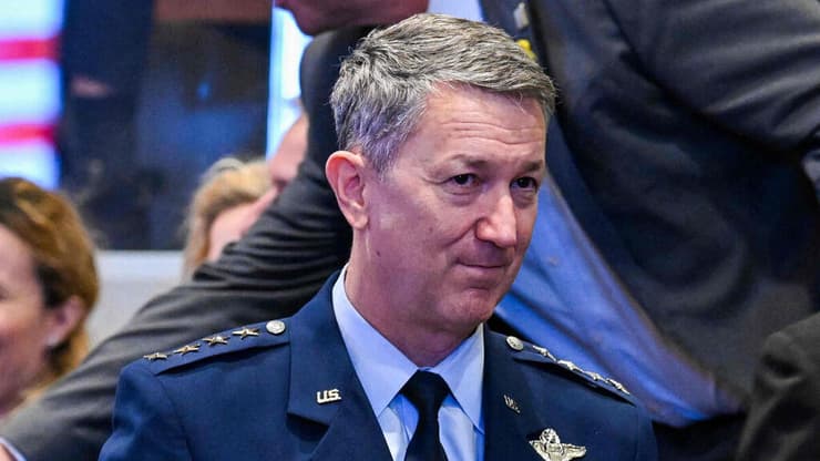 שוב בישראל. הגנרל דן קיין (צילום: Kenny HOLSTON / POOL / AFP) מליאת הכנסת