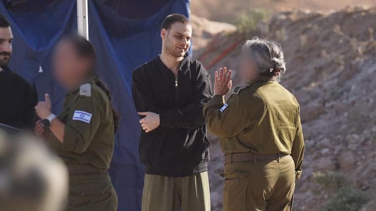 אלון עם קציני צה"ל אלון אהל ב רעים עם כוחות צה"ל