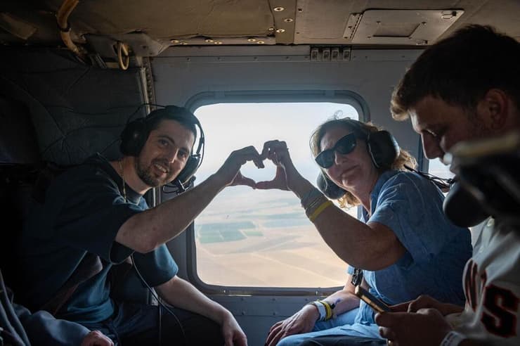 אלקנה בוחבוט עם משפחתו בדרך לבית החולים