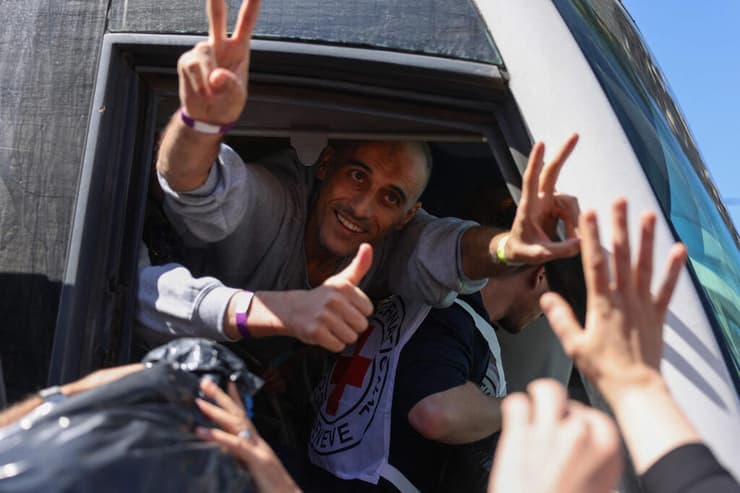 צילום: HAZEM BADER / AFP מחבלים מחבל שוחררו מהכלא בישראל במסגרת עסקה עם חמאס ב רמאללה