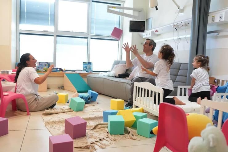 עמרי מירן מתאחד עם אישתו ובנותיו