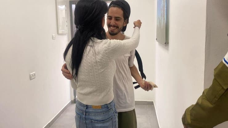 עינב צנגאוקר פוגשת את בנה מתן אחרי שחרור מ שבי חמאס