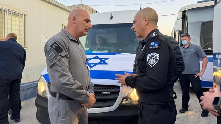 נציב שב"ס ומפקד יחידת נחשון בכלא קציעות. בתי הסוהר לא מתרוקנים (צילום: לירן תמרי) נציב שב״ס קובי יעקובי ומפקד יחידת נחשון בכלא קציעות