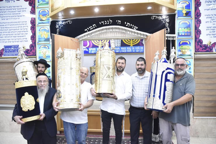 נערכים עם ספרי התורה בשלומי