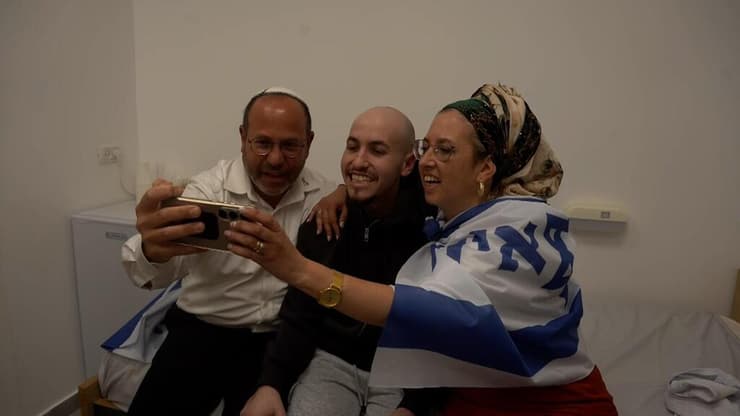 "צביקה התפרק, שנתיים הוא החזיק הכול בפנים". המפגש של איתן מור עם הוריו בנקודת הקליטה במחנה רעים (צילום: דובר צה"ל) המפגש של איתן מור עם הוריו בנקודת הקליטה הראשונית