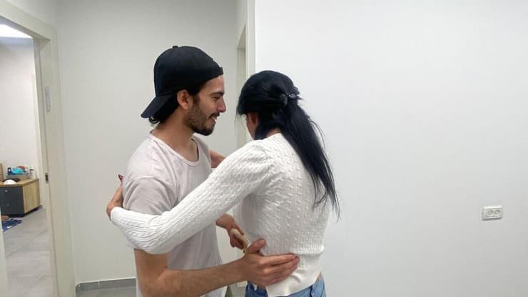 עינב צנגאוקר פוגשת את בנה מתן אחרי שחרור מ שבי חמאס