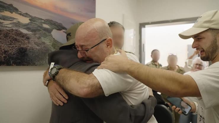 קופרשטיין מחבק את אביו (צילום: דובר צה"ל) שורד השבי בר קופרשטיין מחבק את אביו