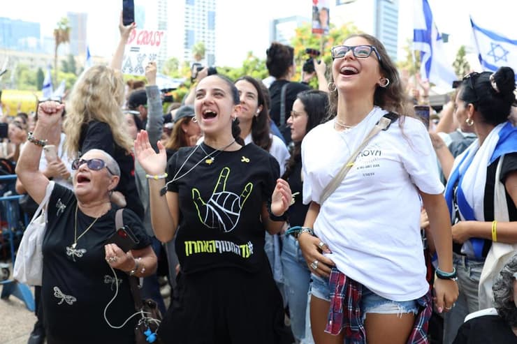 חגיגות בכיכר החטופים