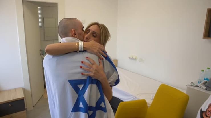 צילום: דובר צה"ל רום ברסלבסקי עם משפחתו בנקודת הקליטה הראשונית