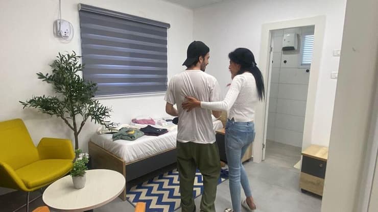 החיבוק הראשון של מתן עם עינב, אחרי יותר משנתיים עינב צנגאוקר פוגשת את בנה מתן אחרי שחרור מ שבי חמאס