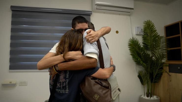 צילום: דובר צה"ל אביתר דוד במפגש המרגש עם משפחתו