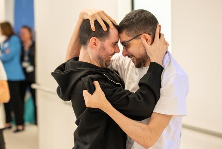 אביתר וגיא - באיחוד מרגש בבית החולים (צילום: בועז אופנהיים /לע"מ) האיחוד של אביתר דוד וגיא גלבוע דלאל