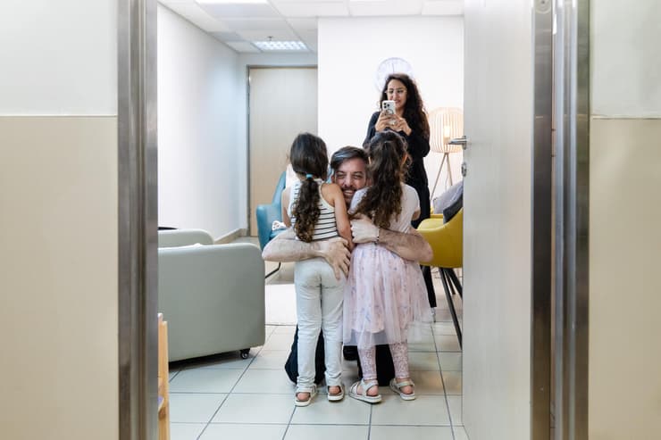  דוד קוניו פוגש את בנותיו לראשונה