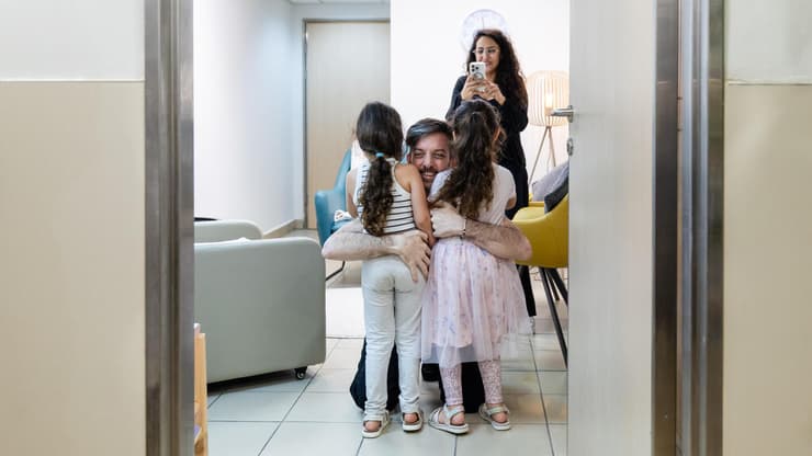 דוד קוניו פוגש את בנותיו לראשונה (צילום: שאולי לנדנר /לע"מ) דוד קוניו פוגש את בנותיו לראשונה