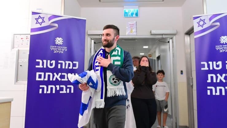 מתן אנגרסט נפגש עם משפחתו באיכילוב