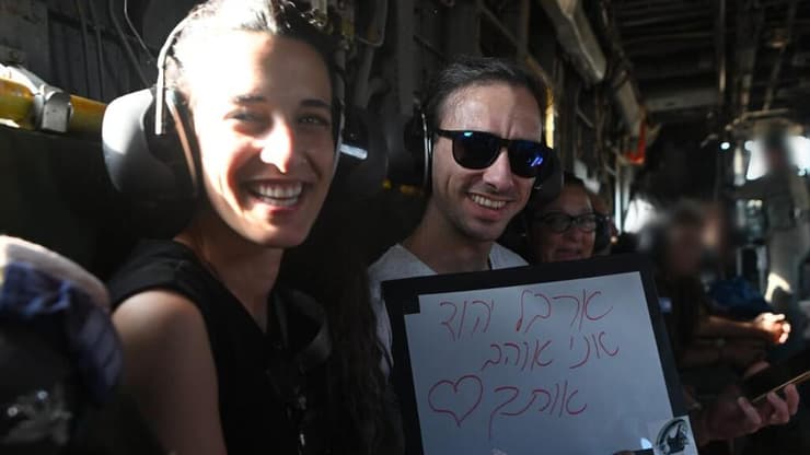 דוד ואריאל נפגשים עם משפחתם לראשונה