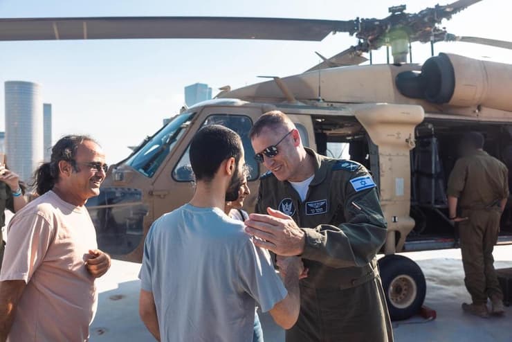 מפקד חיל האוויר הטיס את נמרוד לבית החולים (צילום: דובר צה"ל) מפקד חיל האוויר אלוף תומר בר, הטיס את המסוק של השב נמרוד כהן ומשפחתו