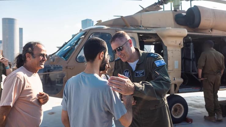 מפקד חיל האוויר אלוף תומר בר, הטיס את המסוק של השב נמרוד כהן ומשפחתו