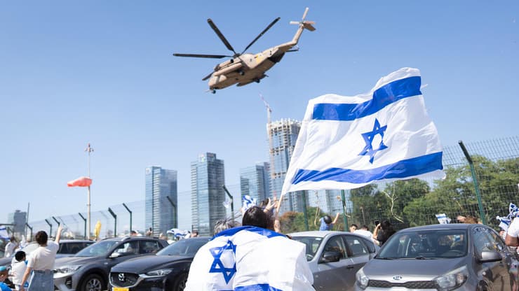 רגעים של התרוממות רוח לאומית. החגיגות מחוץ לבילינסון (צילום: Dima Vazinovich/Getty Images) חגיגות מחוץ לבילינסון