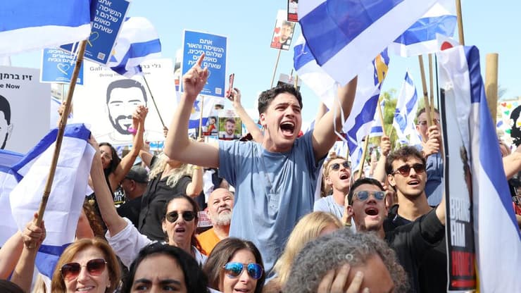 חגיגות בכיכר החטופים