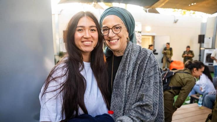  דיצה ונעה ארגמני מחכות לאבינתן ברעים