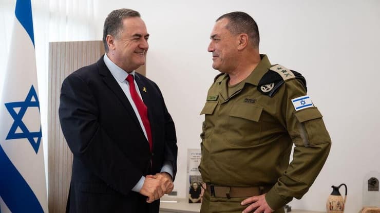 שר הביטחון כ"ץ והרמטכ"ל זמיר (צילום: דובר צה"ל) שר הביטחון ישראל כ"ץ והרמטכ"ל, רב-אלוף אייל זמיר, בכנסת ברגע של שמחה עם חזרת החטופים ארצה