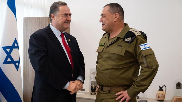 שר הביטחון ישראל כ"ץ והרמטכ"ל, רב-אלוף אייל זמיר, בכנסת ברגע של שמחה עם חזרת החטופים ארצה