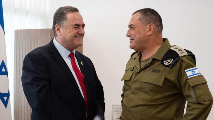 שר הביטחון ישראל כ"ץ והרמטכ"ל, רב-אלוף אייל זמיר, בכנסת ברגע של שמחה עם חזרת החטופים ארצה