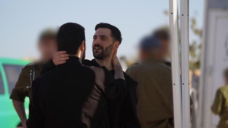 האיחוד המרגש של האחים אחרי השבי גלי וזיו ברמן ב רעים עם כוחות צה"ל