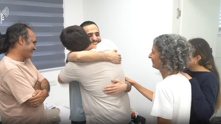צילום: דובר צה"ל נמרוד כהן נפגש עם משפחתו לראשונה