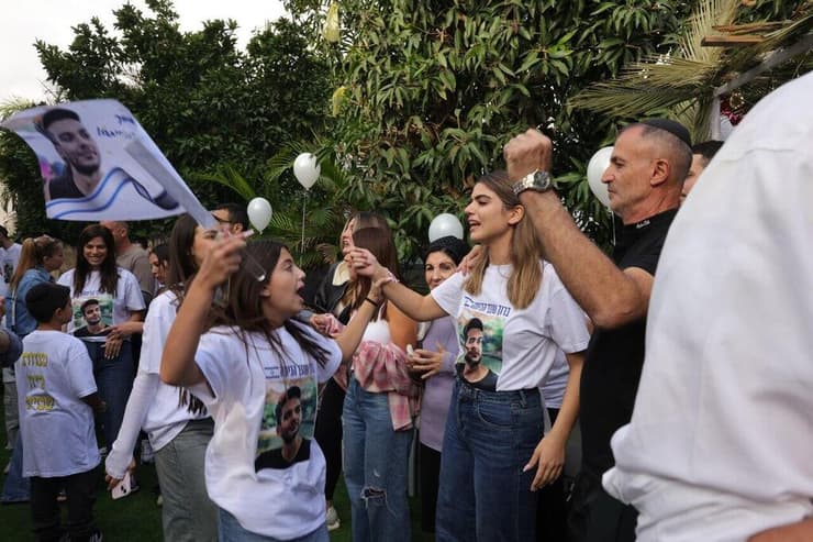 צהלות שמחה עם הידיעה על חזרתו לישראל (צילום: עוז מועלם) משפחתו של יוסף חיים אוחנה