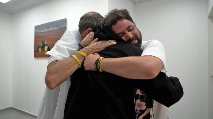 המפגש המרגש ברעים (צילום: דובר צה"ל) המפגש המרגש של גיא גלבוע-דלאל עם משפחתו בנקודת הקליטה הראשונית