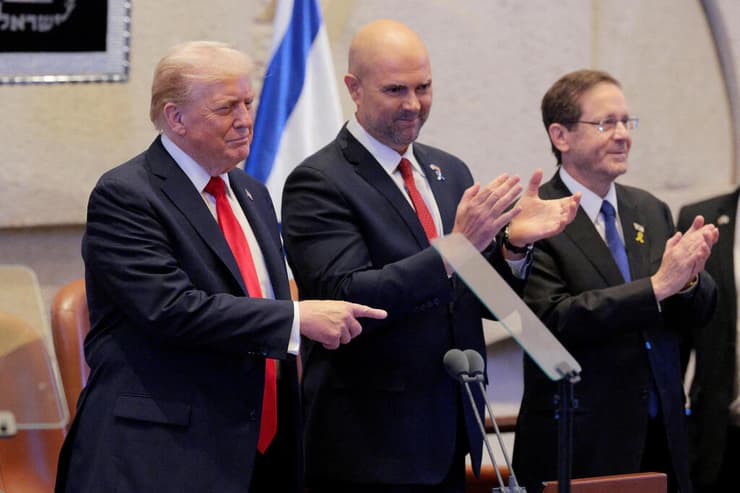 טראמפ בכנסת לצד אוחנה והרצוג (צילום: Chip Somodevilla/Pool via REUTERS Tags) ביקור נשיא ארה"ב במליאת הכנסת