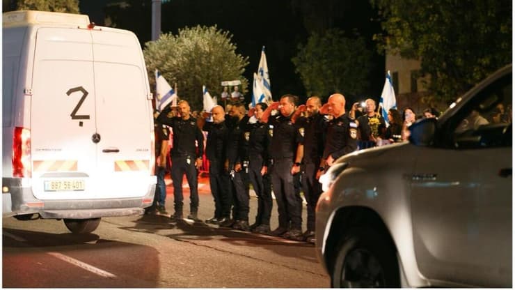 ארבעת ארונות החטופים החללים בדרכם למכון לרפואה משפטית (צילום: דוברות המשטרה) ארבעת הארונות של החטופים החללים בדרכם לאבו כפיר