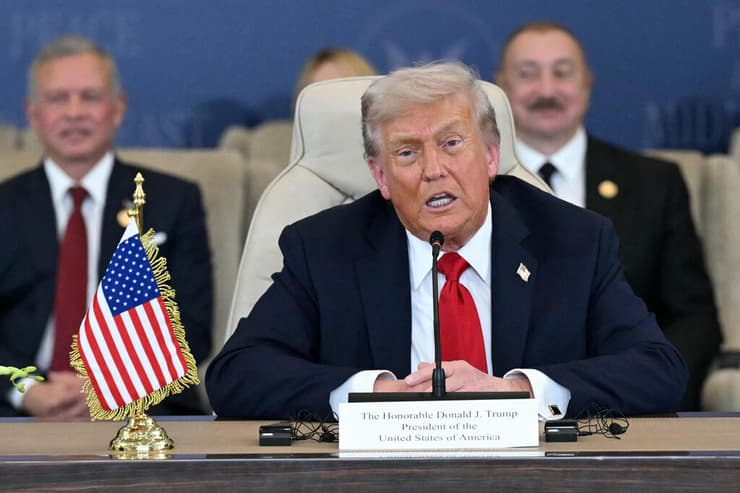 טראמפ בפסגה בשארם (צילום: SAUL LOEB / AFP) טראמפ חותם על ההסכם בשארם א-שייח