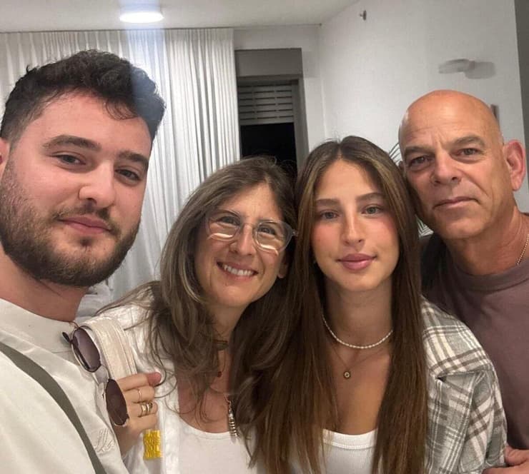 תמונה אחרונה ללא אלון. משפחתו לפני היציאה למחנה רעים משפחתו של אלון אהל לפני היציאה לרעים