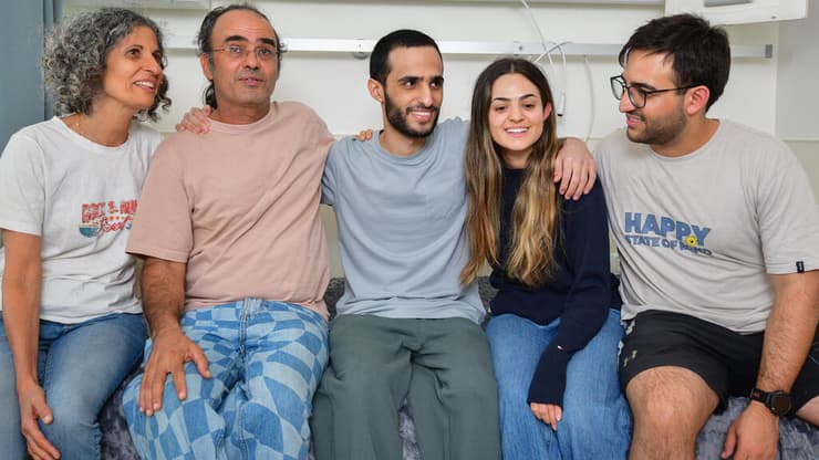 נמרוד כהן ומשפחתו בבית החולים איכילוב