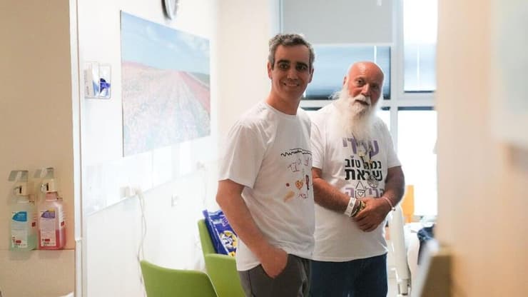 עמרי ואביו בבית החולים (צילום: דובר צה"ל) עמרי מירן ואביו בבית החולים