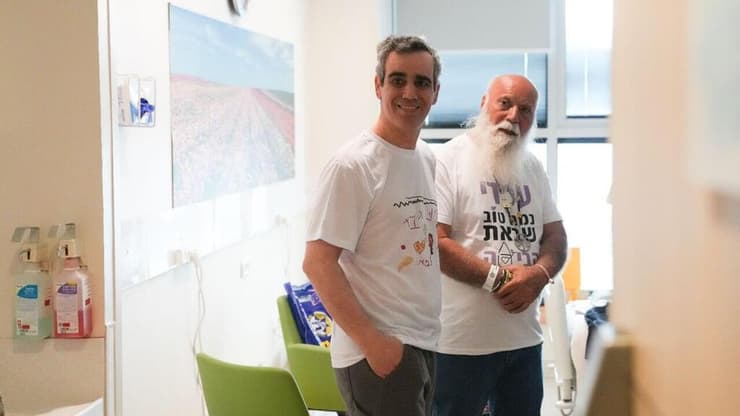 עמרי מירן ואביו בבית החולים