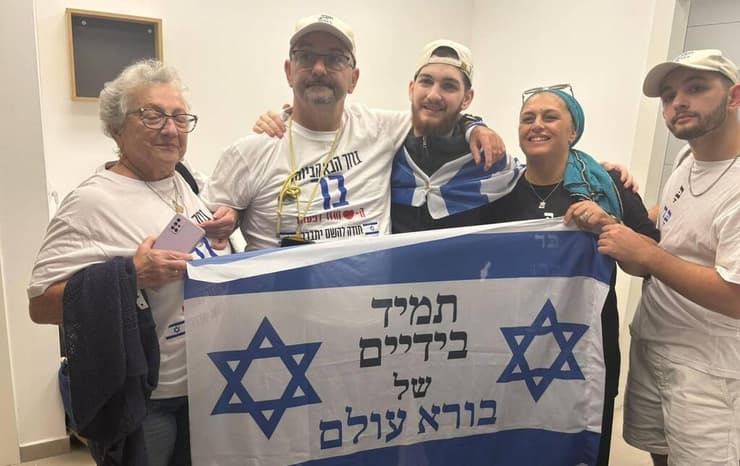 בר קופרשטיין ואביו טל מתחבקים בעמידה