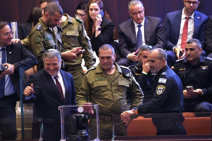 המפכ"ל, הרמטכ"ל וראש השב"כ ממתינים במליאה לנאום הנשיא האמריקני (צילום: אלכס קולומויסקי) מליאת הכנסת