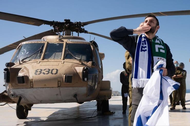 "היו לו עוצמות, הוא שימח אותי". מתן אנגרסט נוחת בבית החולים (צילום: דובר צה"ל) מתן אנגרסט נוחת בבית החולים