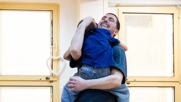ראם שוב בידיים של אבא אלקנה אלקנה בוחבוט נפגש עם בנו ראם