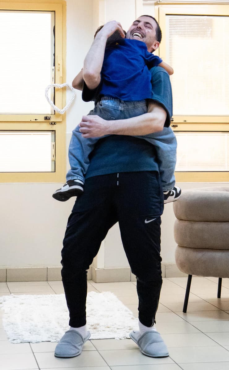 אלקנה נפגש עם בנו ראם ( צילום: שאולי לנדנר /לע"מ) אלקנה בוחבוט נפגש עם בנו ראם